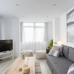 https://urbe10-angel-ganivet-2-bedrooms-apartment.hotelsinnerja.org